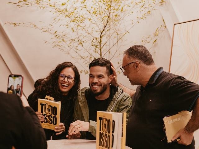 Família registra o momento com o autor e o livro.