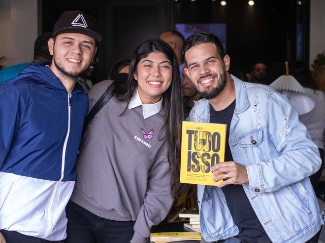 Grupo de leitores posa com o exemplar no evento.