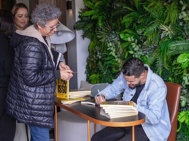 Fila de leitores aguardando a assinatura do exemplar.