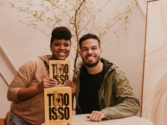 Leitores sorrindo com o exemplar em mãos.